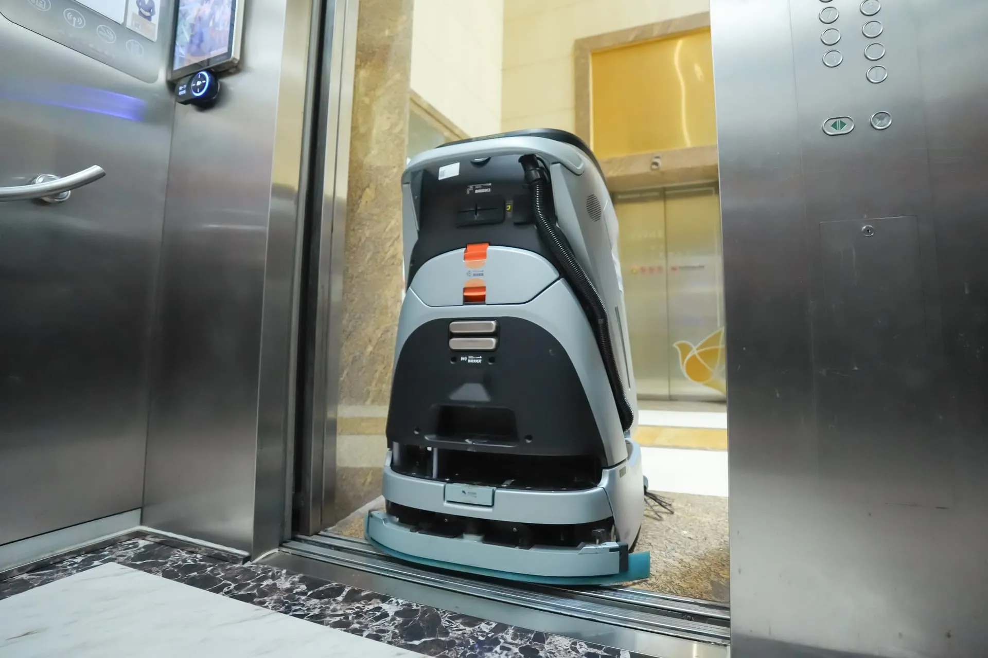 Leaving the lift between floors